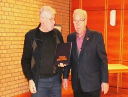 Als erster Jubilar wurde in Aachen Oberstabsfeldwebel a.D. Hans Joachim Schunke durch den Vorsitzenden Oberstabsfeldwebel a.D. Wilhelm Schäfer geehrt. Foto: Klaus Gidde 