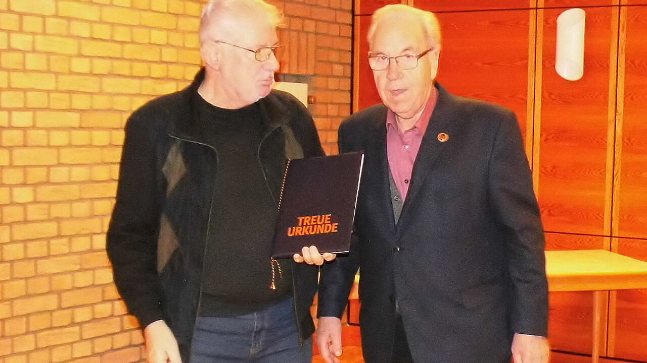 Als erster Jubilar wurde in Aachen Oberstabsfeldwebel a.D. Hans Joachim Schunke durch den Vorsitzenden Oberstabsfeldwebel a.D. Wilhelm Schäfer geehrt. Foto: Klaus Gidde 