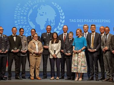 Zivile Expertinnen und Experten, Soldatinnen und Soldaten der Bundeswehr sowie Polizistinnen und Polizisten wurden am 12. nationalen Tag des Peacekeeping in Berlin geehrt. Foto: Bundeswehr/Christoph Kassette