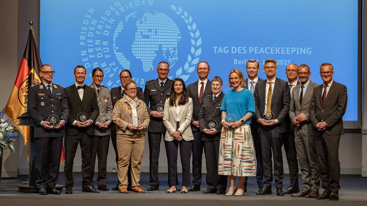 Zivile Expertinnen und Experten, Soldatinnen und Soldaten der Bundeswehr sowie Polizistinnen und Polizisten wurden am 12. nationalen Tag des Peacekeeping in Berlin geehrt. Foto: Bundeswehr/Christoph Kassette