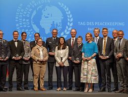 Zivile Expertinnen und Experten, Soldatinnen und Soldaten der Bundeswehr sowie Polizistinnen und Polizisten wurden am 12. nationalen Tag des Peacekeeping in Berlin geehrt. Foto: Bundeswehr/Christoph Kassette