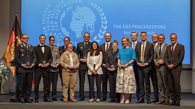 Zivile Expertinnen und Experten, Soldatinnen und Soldaten der Bundeswehr sowie Polizistinnen und Polizisten wurden am 12. nationalen Tag des Peacekeeping in Berlin geehrt. Foto: Bundeswehr/Christoph Kassette