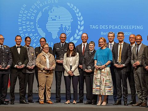 Zivile Expertinnen und Experten, Soldatinnen und Soldaten der Bundeswehr sowie Polizistinnen und Polizisten wurden am 12. nationalen Tag des Peacekeeping in Berlin geehrt. Foto: Bundeswehr/Christoph Kassette