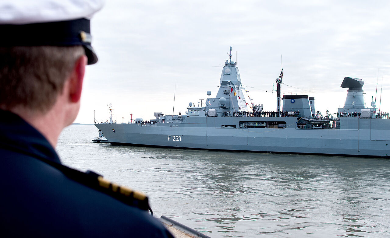 Die Fregatte Hessen war im Rahmen des Einsatzes EUNAVFOR ASPIDES im Mittelmeer unterwegs. Über drei weitere Auslandseinsätze haben die Abgeordneten des Bundestages diese Woche beraten. picture alliance/dpa/Hauke-Christian Dittrich