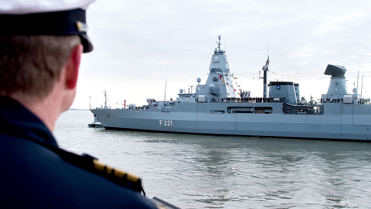 Die Fregatte Hessen war im Rahmen des Einsatzes EUNAVFOR ASPIDES im Mittelmeer unterwegs. Über drei weitere Auslandseinsätze haben die Abgeordneten des Bundestages diese Woche beraten. picture alliance/dpa/Hauke-Christian Dittrich