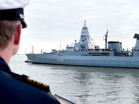 Die Fregatte Hessen war im Rahmen des Einsatzes EUNAVFOR ASPIDES im Mittelmeer unterwegs. Über drei weitere Auslandseinsätze haben die Abgeordneten des Bundestages diese Woche beraten. picture alliance/dpa/Hauke-Christian Dittrich