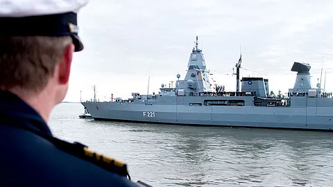 Die Fregatte Hessen war im Rahmen des Einsatzes EUNAVFOR ASPIDES im Mittelmeer unterwegs. Über drei weitere Auslandseinsätze haben die Abgeordneten des Bundestages diese Woche beraten. picture alliance/dpa/Hauke-Christian Dittrich