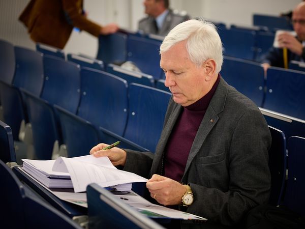 Erstmals als Delegierter dabei: Brigadegeneral a.D. Eckart Klink ist vom Umfang und der Ernsthaftigkeit der Vorbereitung auf die Hauptversammlung beeindruckt. Foto: DBwV/Ingo Kaminsky