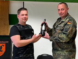 Vorsitzender Stabsfeldwebel Guido Ruoß (r.) dankt Oberstabsgefreitem Jan Jäpel für seine Arbeit im Vorstand der Kameradschaft. Foto: sTruKa Pfullendorf