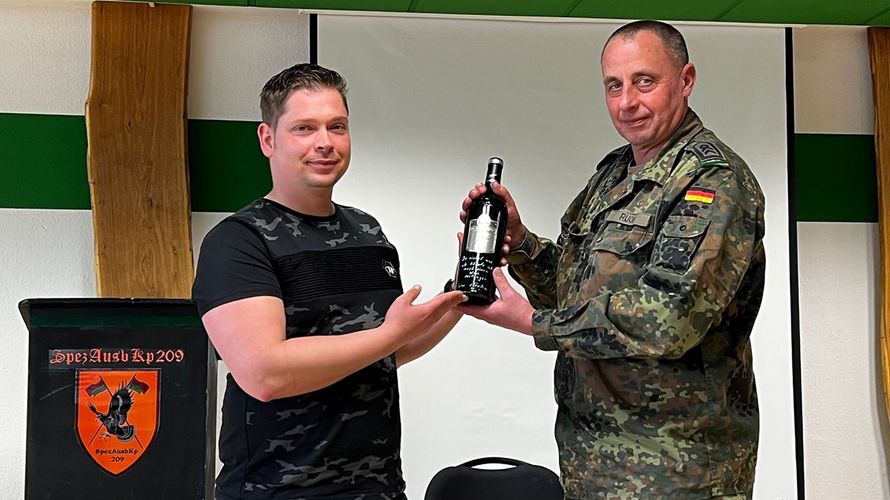 Vorsitzender Stabsfeldwebel Guido Ruoß (r.) dankt Oberstabsgefreitem Jan Jäpel für seine Arbeit im Vorstand der Kameradschaft. Foto: sTruKa Pfullendorf