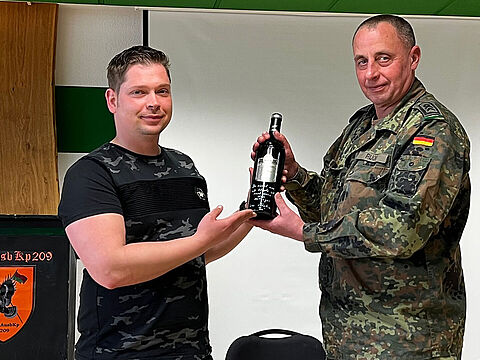 Vorsitzender Stabsfeldwebel Guido Ruoß (r.) dankt Oberstabsgefreitem Jan Jäpel für seine Arbeit im Vorstand der Kameradschaft. Foto: sTruKa Pfullendorf