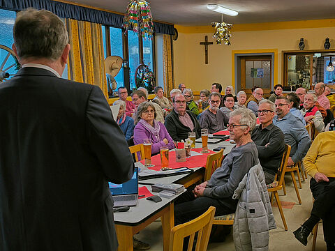 Volles Haus bei der ersten Informationsveranstaltung der Kameradschaft ERH Memmingen im neuen Jahr zum Thema „Leistungen der Beihilfe im Pflegefall“. Foto: Detlef Döring