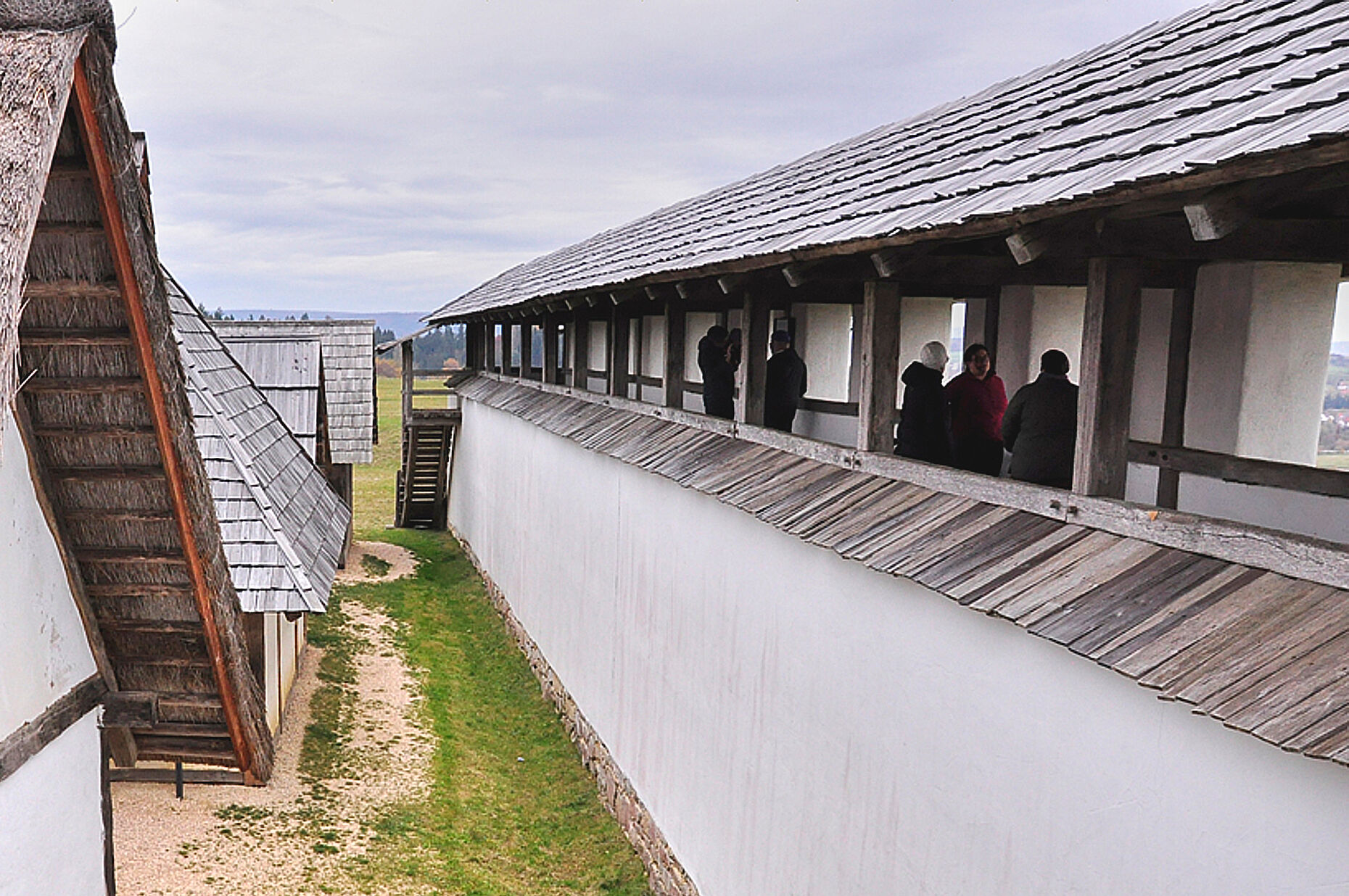Beeindruckt waren die Besucher über die südländischen Lehmziegelbauten und Wehranlagen der Kelten. Foto: Jochen Schmid