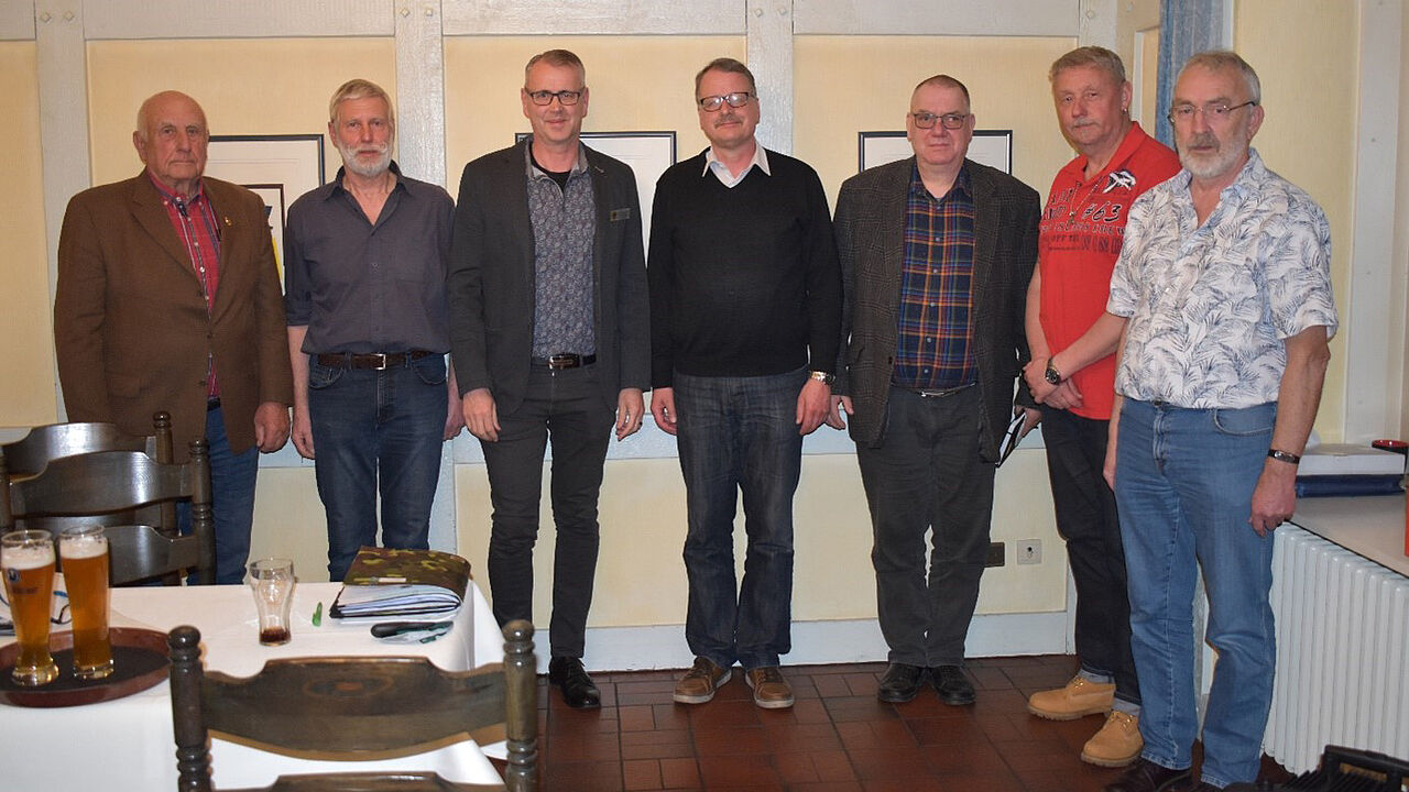 StFw a. D. Schwenger, Vorsitzender StFw a.D. Jäger, OStFw Strauß vom LV, Schriftführer OTL a.D. Schröder, die Beisitzer OTL a.D. Jentzsch und StFw a.D. Lucke sowie der stv. Vorsitzende Hptm a.D. Bogutzky. Es fehlen Kassenwart StFw a.D. Zindel und Beisitzer StFw a.D. Paustian. Foto: Landesverband Nord