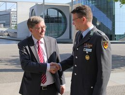 Der Bundesvorsitzende Oberstleutnant André Wüstner gratuliert dem neuen Wehrbeauftragten Hans-Peter Bartels. Foto: Christine Hepner/DBwV