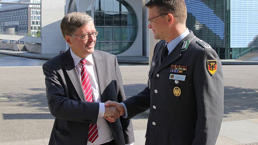 Der Bundesvorsitzende Oberstleutnant André Wüstner gratuliert dem neuen Wehrbeauftragten Hans-Peter Bartels. Foto: Christine Hepner/DBwV