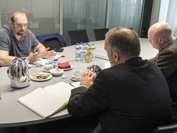 Gesprächstermin mit Oberstabsfeldwebel Jürgen Görlich (Stellvertreter des Bundesvorsitzenden im DBwV, v.l.), Philip Kraft (Referatsleiter Recht im DBwV, v.r.) und Oberleutnant Marcus Grotian (Erster Vorsitzender des Patenschaftsnetzwerk für afghanische Or