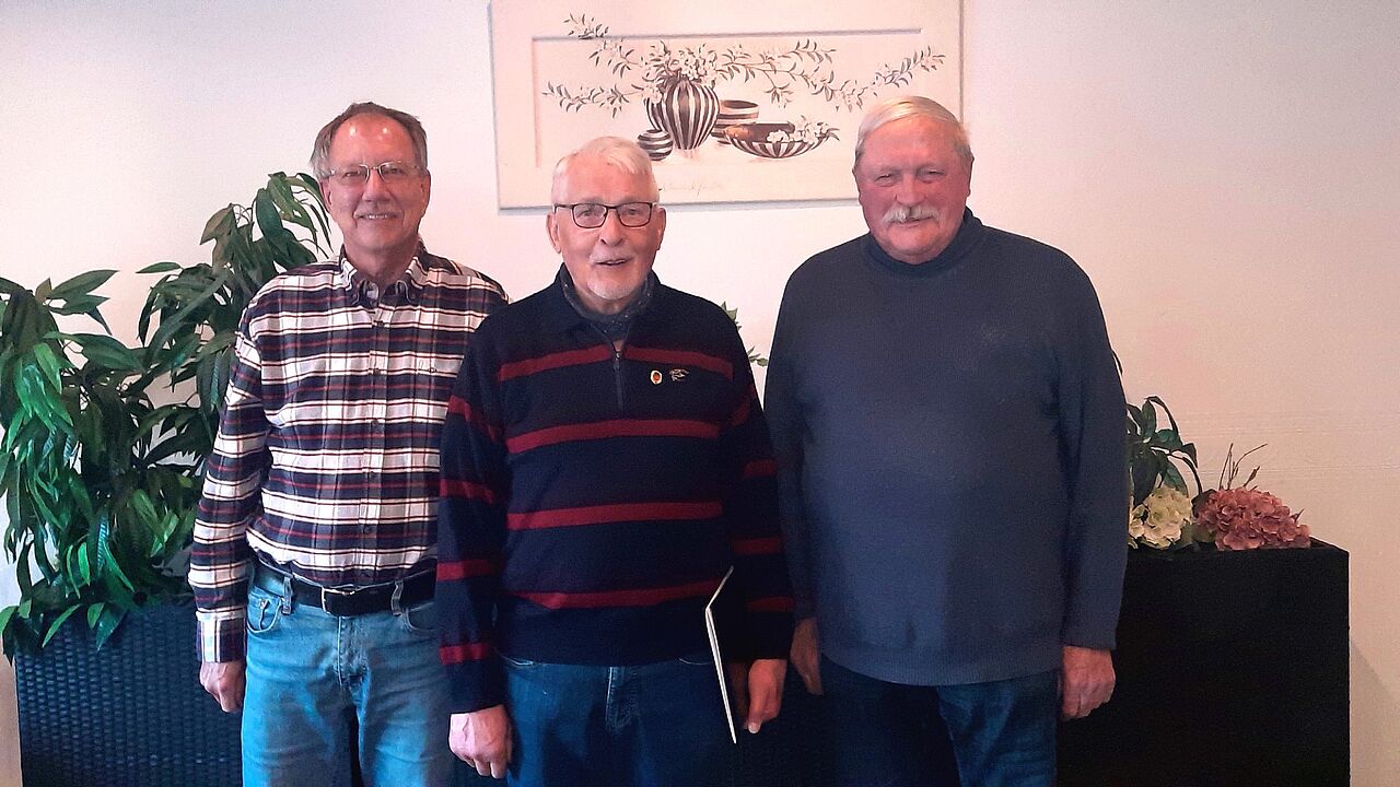 Ulf Brandt ehrte Friedrich Brinkmeier zusammen mit Dirk Steffen. Foto: DBwV