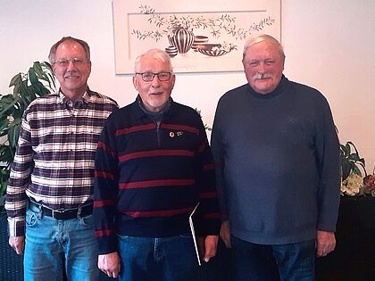 Ulf Brandt ehrte Friedrich Brinkmeier zusammen mit Dirk Steffen. Foto: DBwV