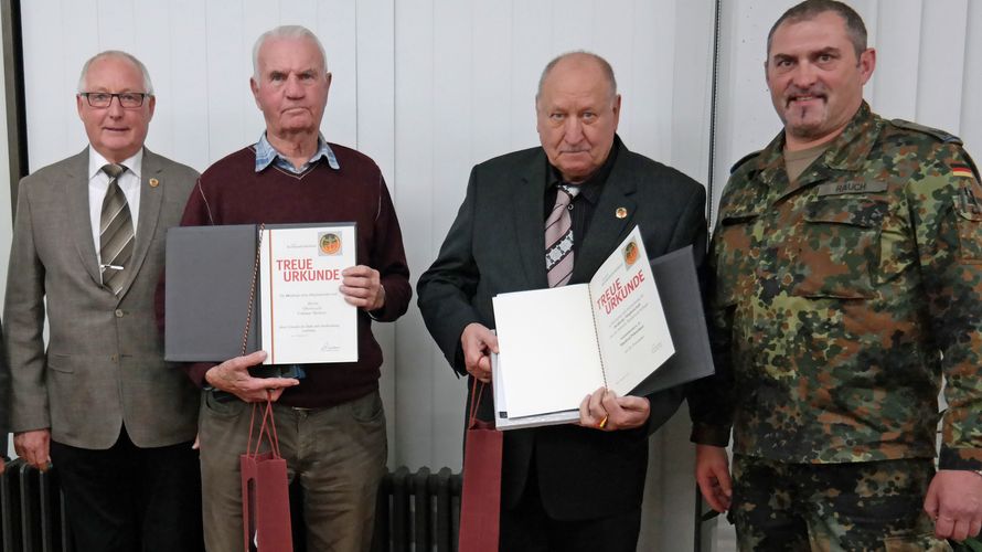 Stabsfeldwebel a.D. Heiko Schmidt mit Oberst a.D. Volkmar Mertens, Stabsfeldwebel a.D. Manfred Poleschner und dem Stv. Landesverbandvorsitzender, Oberstleutnant Josef Rauch (v.l.) Foto: DBwV/Wolfgang Schell