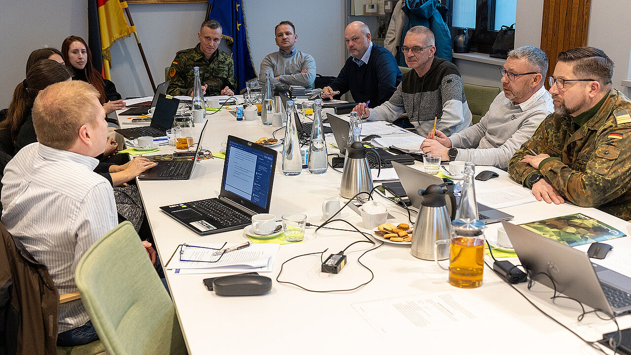 Zusammenkunft der Beauftragten Auslandseinsätze und den Stellvertretenden Landesvorsitzenden unter Leitung des Stellvertretenden Bundesvorsitzenden Oberstleutnant i.G. Marcel Bohnert. Foto: DBwV/Yann Bombeke