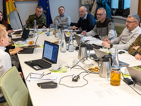 Zusammenkunft der Beauftragten Auslandseinsätze und den Stellvertretenden Landesvorsitzenden unter Leitung des Stellvertretenden Bundesvorsitzenden Oberstleutnant i.G. Marcel Bohnert. Foto: DBwV/Yann Bombeke