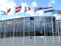Die Fahnen der Nato-Mitglieder wehen vor dem Nato-Gebäude in Brüssel. Foto: picture alliance/AA