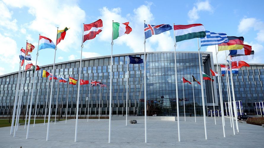 Die Fahnen der Nato-Mitglieder wehen vor dem Nato-Gebäude in Brüssel. Foto: picture alliance/AA
