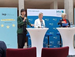 Funda Tekin, Direktorin des IEP, die estnische Botschafterin Marika Linntam und Sibylle Katharina Sorg, Botschafterin und Leiterin der Europa-Abteilung im Auswärtigen Amt (v.l.n.r.). Foto: DBwV/Anja Silbe