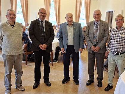 Die Geehrten bei der KERH Köln-Porz-Wahn: Oberstlt a.D. Ingo Hellmerichs (60 Jahre, von links),  Hptm a.D. Dirk Fritsch (40 Jahre), Hptm a.D. Siegfried Dieball und OStFw a.D. Siegfried Kersten (60 Jahre), sowie den Vorsitzenden OStFw a.D. Peter Donner. Foto: Wiegelmann   