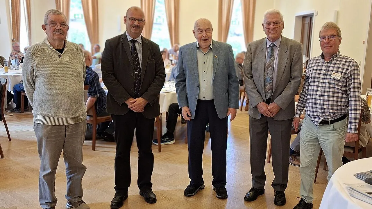 Die Geehrten bei der KERH Köln-Porz-Wahn: Oberstlt a.D. Ingo Hellmerichs (60 Jahre, von links),  Hptm a.D. Dirk Fritsch (40 Jahre), Hptm a.D. Siegfried Dieball und OStFw a.D. Siegfried Kersten (60 Jahre), sowie den Vorsitzenden OStFw a.D. Peter Donner. Foto: Wiegelmann   