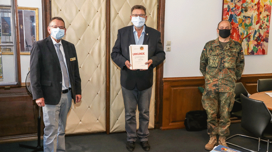 Überraschungsbesuch unter Mundschutz beim Bürgermeister: Bezirksvorsitzender Harald Lott (v.l.), Bürgermeister Thomas Kugler und Kommandeur Oberst Albrecht Katz-Kupke bei der Übergabe der Dankesurkunde des DBwV. Foto: DBwV