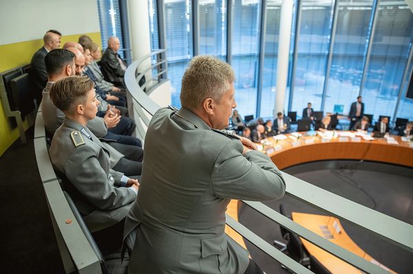 Auf der Besuchertribüne verfolgen Soldatinnen und Soldaten die Anhörung im Innenausschuss. Foto: DBwV/Yann Bombeke