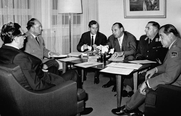 Hermann Stahlberg (3.v.r.), Vorsitzender Heer des DBwV, bei einem Arbeitsgespräch des Bundesvorstandes mit dem kurz zuvor ernannten Staatssekretär im Bundesministerium der Verteidigung Karl Gumbel (l.) am 21. Oktober 1964. Foto: Archiv DBwV