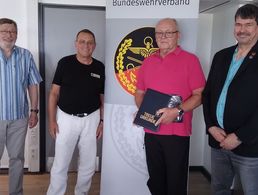 KERH Vorsitzender Jürgen Mangold, Vorsitzender Ehemalige im Landesverband West Rudolf Schmelzer, Jubilar Lothar Morhardt und Bezirksvorsitzender Dirk Siebert (v.l). Foto: KERH Frankenberg