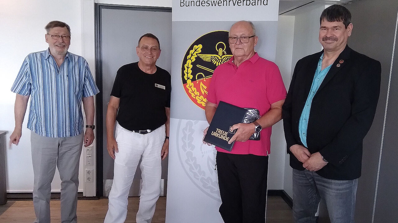 KERH Vorsitzender Jürgen Mangold, Vorsitzender Ehemalige im Landesverband West Rudolf Schmelzer, Jubilar Lothar Morhardt und Bezirksvorsitzender Dirk Siebert (v.l). Foto: KERH Frankenberg