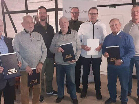 Geehrte und Mandatsträger während der Vorstandssitzung. Foto: LV Nord