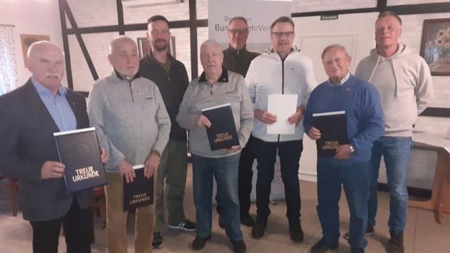 Geehrte und Mandatsträger während der Vorstandssitzung. Foto: LV Nord
