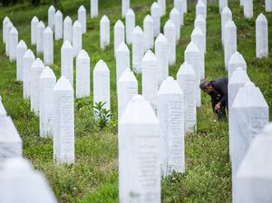 Gräberreihen in Potocari nahe Srebrenica. Allein in dieser ehemaligen UN-Schutzzone hatten bosnisch-serbische Truppen im Sommer 1995 mehr als 8000 Menschen ermordet. Foto: dpa