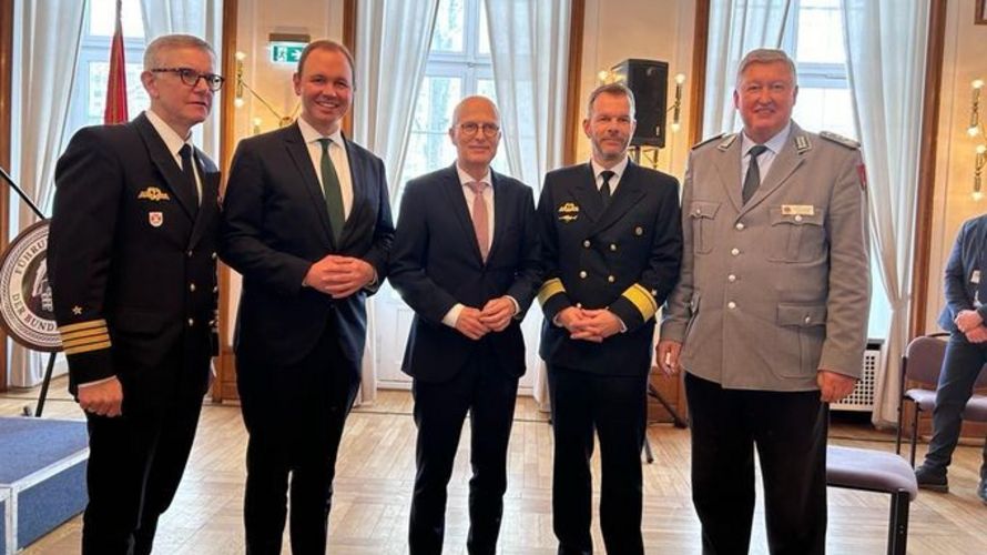 Kapitän zur See Michael Giss (von links), Staatsekretär Nils Hilmer, Dr. Peter Tschentscher,  Konteradmiral Ralf Kuchler (Kommandeur Führungsakademie) und Oberst Thomas Behr Foto: Bw