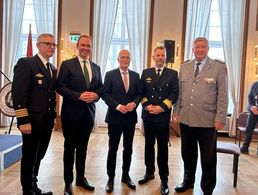 Kapitän zur See Michael Giss (von links), Staatsekretär Nils Hilmer, Dr. Peter Tschentscher,  Konteradmiral Ralf Kuchler (Kommandeur Führungsakademie) und Oberst Thomas Behr Foto: Bw