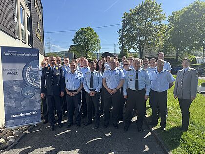 Ein positives Feedback gab es für die Beteiligungsrechtler Stabsfeldwebel Simone Wiesener und Stabsfeldwebel Holger Naumann nach der Jahrestagung der Personalräte und Vertrauenspersonen in Eitorf. Foto: DBwV