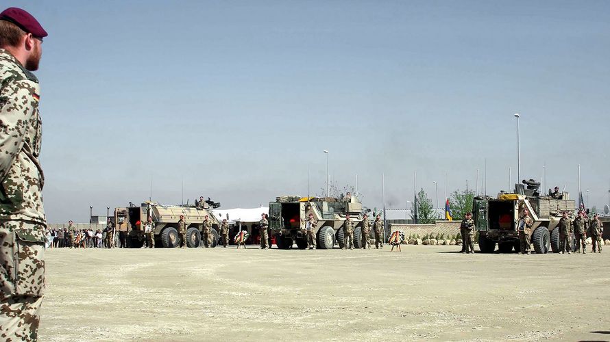 Gedenken an die Gefallenen: Drei Soldaten kamen bei dem Karfreitagsgefecht am 2. April 2010 ums Leben. Die Kameraden versammelten sich zur Trauerfeier. Foto: dpa 