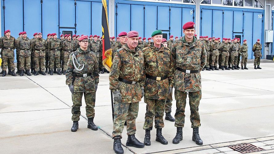 Bei der Kommandoübergabe in Pfullendorf: Oberst Thomas Schmidt, Generalmajor Walter Spindler und Oberst Carsten Jahnel (v.l.) Foto: Bundeswehr