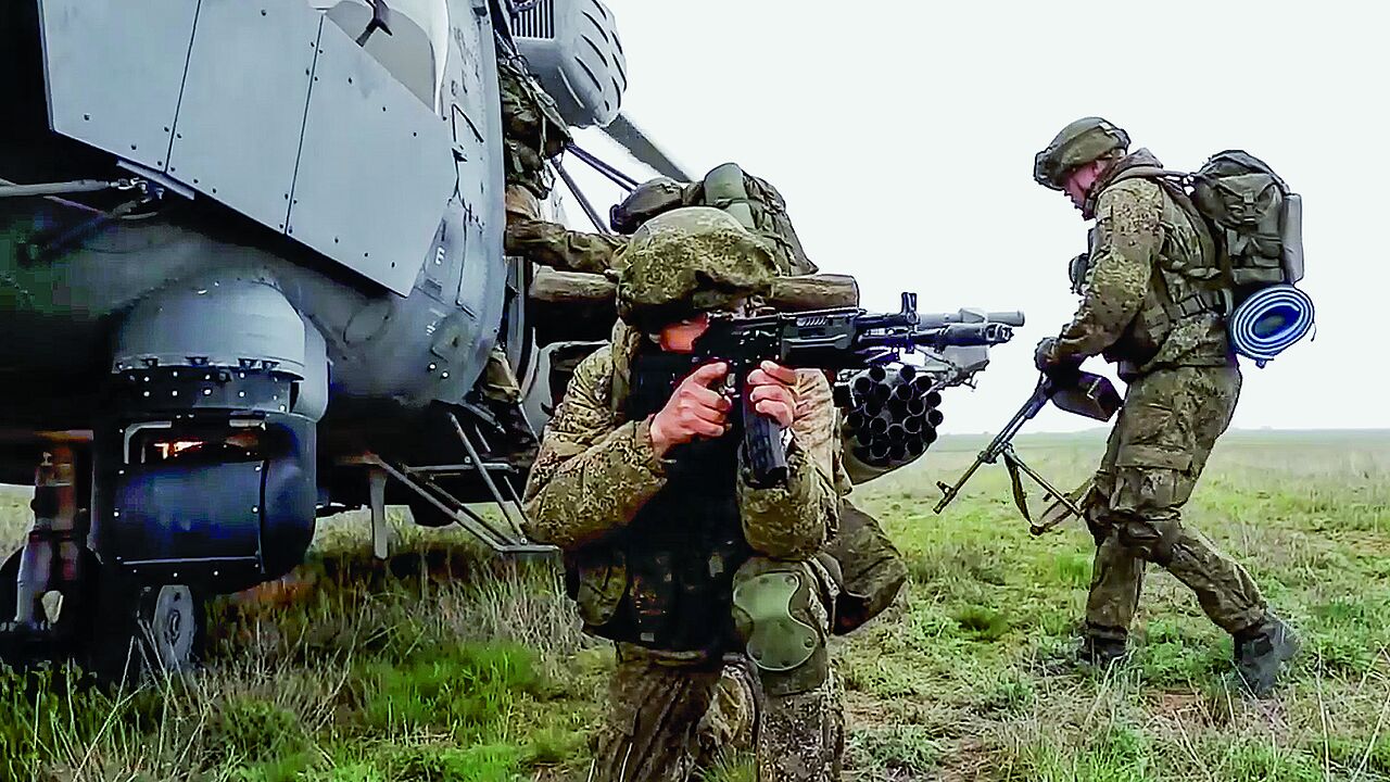 Dieses Foto aus einem Video zeigt russische Soldaten während einer Übung auf der Halbinsel Krim. Foto: Picture Alliance/AP