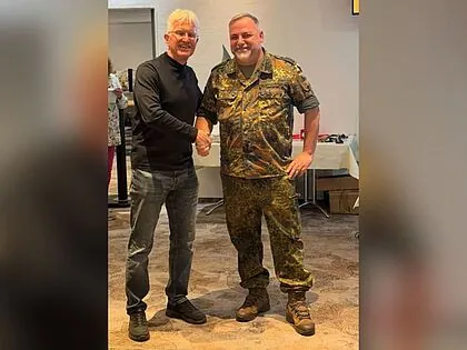 Der Vorsitzende Uwe Fenger mit dem Referenten Manuel Freund-Schneider. Foto. DBwV