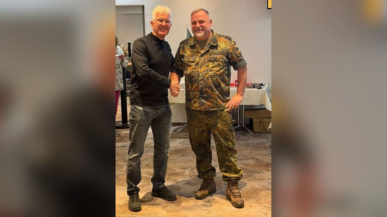 Der Vorsitzende Uwe Fenger mit dem Referenten Manuel Freund-Schneider. Foto. DBwV