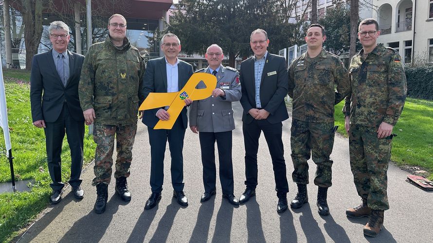 Verleihung der „Gelben Schleife" durch Brigadegeneral Bernd Stöckmann (2.v.l.) und den Landesvorsitzenden West Oberstleutnant Lutz Meier (M.) an Landrat Andreas Siebert (3.v.l.). Mit dabei: Kreistagspräsident Andreas Güttler, Landesgeschäftsführer Carsten Pfenning, Major Michael Leckebusch (Kreisverbindungskommando) und Oberstleutnant Tobias Terhard (Leiter des Heeresmusikkorps Kassel). Foto: Daniel Bettermann / Landkreis Kassel