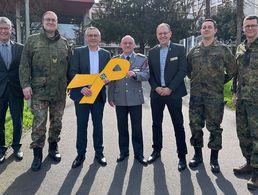 Verleihung der „Gelben Schleife" durch Brigadegeneral Bernd Stöckmann (2.v.l.) und den Landesvorsitzenden West Oberstleutnant Lutz Meier (M.) an Landrat Andreas Siebert (3.v.l.). Mit dabei: Kreistagspräsident Andreas Güttler, Landesgeschäftsführer Carsten Pfenning, Major Michael Leckebusch (Kreisverbindungskommando) und Oberstleutnant Tobias Terhard (Leiter des Heeresmusikkorps Kassel). Foto: Daniel Bettermann / Landkreis Kassel