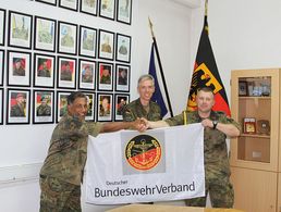Auch im Einsatz für seine Mitglieder da: Vertreter des DBwV beim neuen Kommandeur des 50. DEUEinsKtgt Foto: DBwV